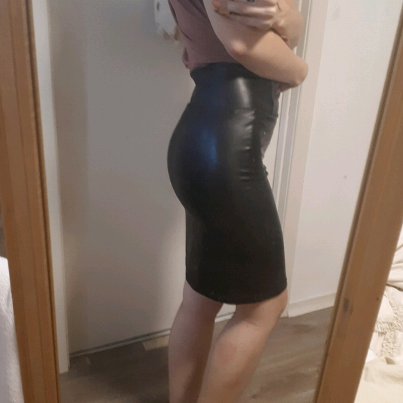 Aritzia Dresses & Skirts - Wilfred Free leather Edita skirt